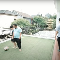 Di lantai 2 rumah Bedu juga terdapat balkon yang cukup luas yang dibuat menyerupai lapangan dengan rumput hijau. Kepada Atta, Bedu mengaku ingin menjual rumahnya dan pindah ke rumah yang lebih kecil dengan halaman yang lebih luas. Foto: YouTube/AH