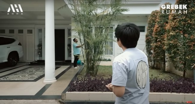 Dari bagian luar, rumah tersebut tampak mewah dan elegan dengan didominasi warna putih. Di dekat garasinya terdapat halaman yang ditumbuhi dengan berbagai tanaman hijau, membuat rumah Bedu tersebut jadi terlihat semakin asri. Foto: YouTube/AH