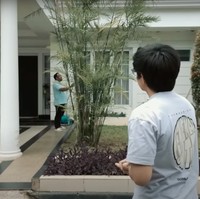 Dari bagian luar, rumah tersebut tampak mewah dan elegan dengan didominasi warna putih. Di dekat garasinya terdapat halaman yang ditumbuhi dengan berbagai tanaman hijau, membuat rumah Bedu tersebut jadi terlihat semakin asri. Foto: YouTube/AH