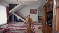 Rumah orang tua Fuji juga punya ruang tamu di lantai satu yang tak kalah luas. Foto: dok. YouTube Mama Fuji