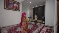 Desain ruang tamu rumah baru orang tua Fuji berbentuk leter L dan dilengkapi dengan air terjun buatan. Di dekat ruang tamu juga ada dapur yang luas. Foto: dok. YouTube Mama Fuji