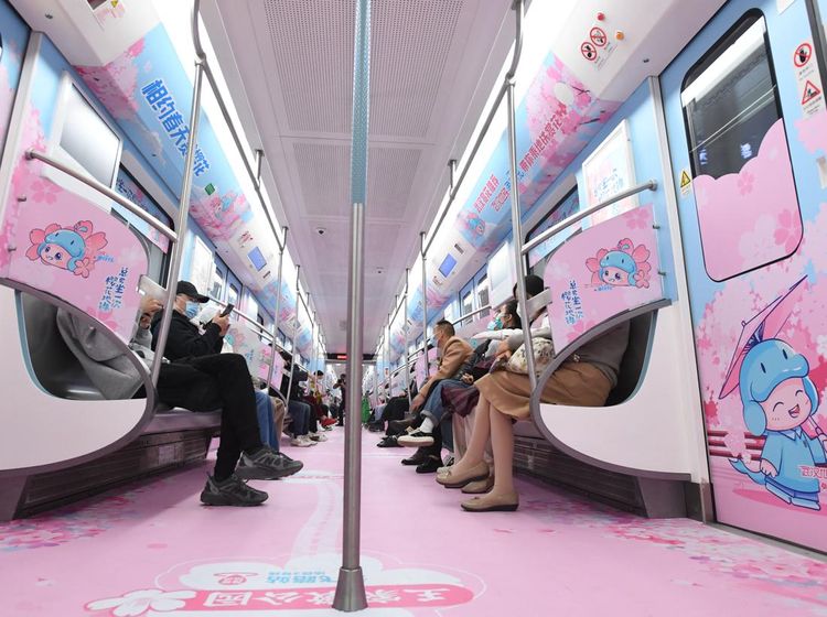 Sambut Musim Semi, Kereta Bawah Tanah di Wuhan Bertema Sakura