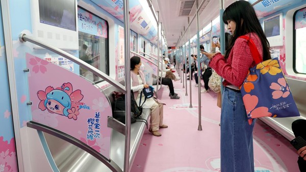 Kereta Sakura ini diluncurkan untuk menyambut musim semi.  