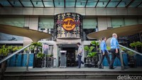 Pengunjung berjalan di area Hard Rock Cafe Jakarta, Pacific Place Mall, Jakarta, Kamis (09/03/2023).