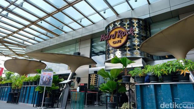Terkenal sebagai kafe dan restoran dengan konsep Rock N Roll, Hard Rock Cafe Jakarta dikabarkan tutup sebentar lagi. Hard Rock Cafe Jakarta bakal tutup 31 Maret 2023.
