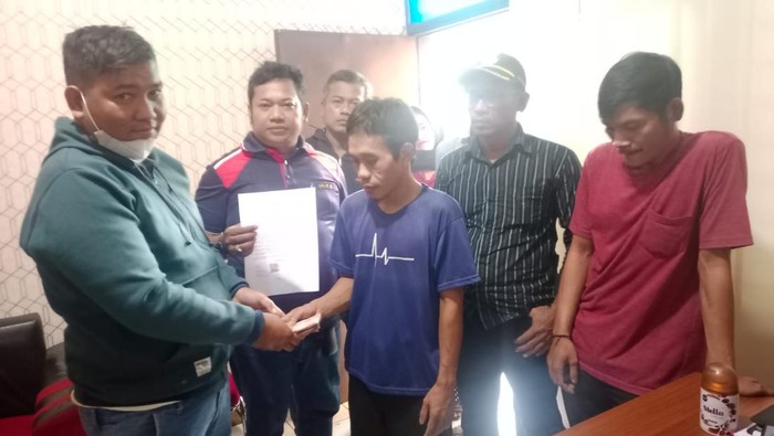 Seorang nenek diviralkan dianiaya oleh pegawai bank keliling di Kecamatan Rajeg, Tangerang. Polisi menggelar musyarawah antarpihak yang terlibat. (dok Istimewa)