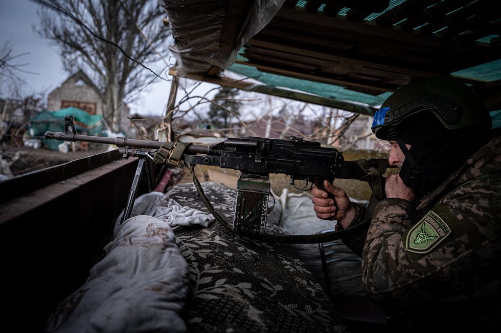 Seorang prajurit Ukraina dari Tentara Sukarelawan Ukraina berdiri di posisi yang dibentengi, di lokasi yang dirahasiakan di sebelah garis depan Vuhledar, Ukraina 7 Maret 2023. (Anadolu Agency via Getty Images)