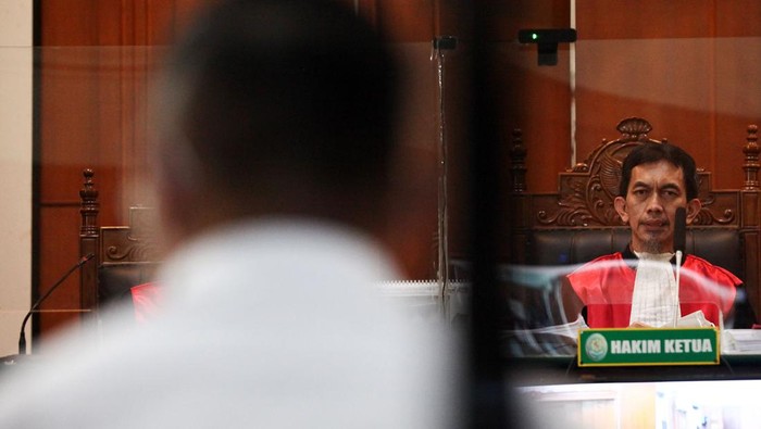 Security Officer Suko Sutrisno dan Ketua Panpel Arema FC Abdul Haris menjalani sidang vonis perkara tragedi Kanjuruhan di Pengadilan Negeri Surabaya, Jawa Timur, Kamis (9/3/2023).