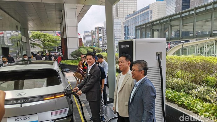 SPBU Listrik Super Ngebut di Plaza Indonesia