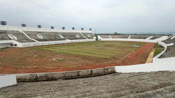 Stadion Watubelah di Cirebon yang pembangunannya tak kunjung usai.