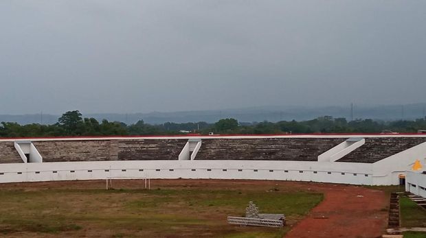 Stadion Watubelah di Cirebon yang pembangunannya tak kunjung usai.