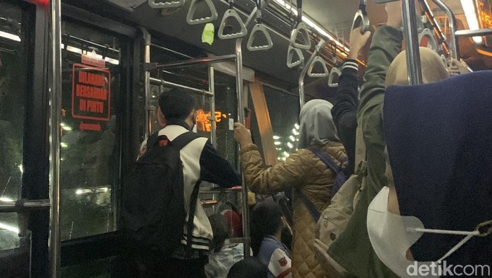 Suasana dari dalam bus Damri rute Jatinangor-Dipatiukur.