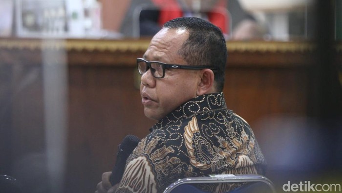 Sulpakar, Kadis Pendidikan dan Kebudayaan Lampung sekaligus Pj Bupati Mesuji memberikan kesaksian di sidang kasus suap Unila.