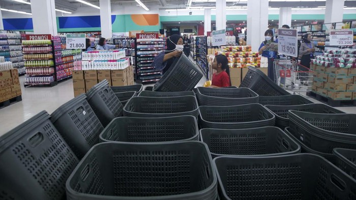 Supermarket di Tangerang Ini Berikan Sensasi Belanja Praktis Chief Executive Officer SCAN AND GO Agung Tianara berbincang dengan Direktur Utama CBD Ciledug Family Mall Jafar Sidik saat pembukaan Supermarket SCAN AND GO di CBD Ciledug, Tangerang, Banten, Rabu (8/3/2023).