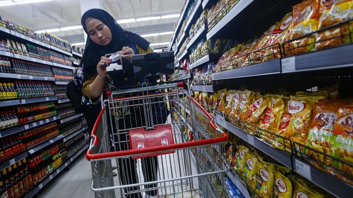 Supermarket di Tangerang Ini Berikan Sensasi Belanja Praktis Chief Executive Officer SCAN AND GO Agung Tianara berbincang dengan Direktur Utama CBD Ciledug Family Mall Jafar Sidik saat pembukaan Supermarket SCAN AND GO di CBD Ciledug, Tangerang, Banten, Rabu (8/3/2023).