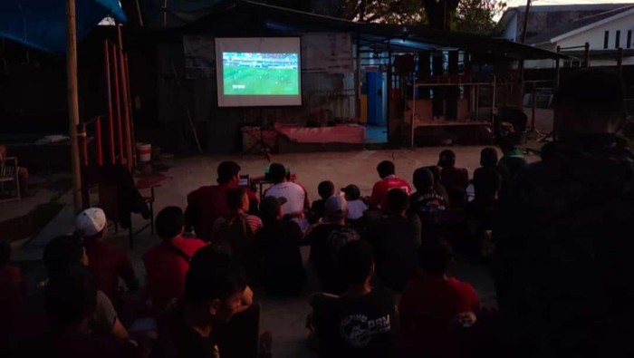 Suporter PSM Makassar nobar di Stadion Mattoanging Makassar.