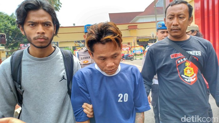 Tampang Eko Rudianto (tengah), pembunuh sekaligus pemerkosa tetangganya di Arjasari, Kabupaten Bandung saat digelandang petugas, Kamis (9/3/2023).