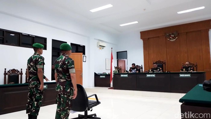 Terdakwa Yalpin Tarzun (kanan) dan Rian Hermawan (kiri) saat Berada di Ruang Sidang Pengadilan Militer Medan (Farid/detikSumut)