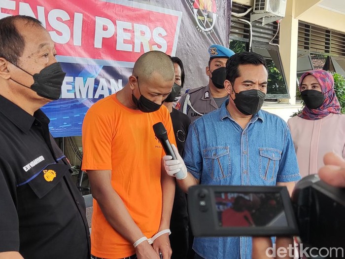 Tersangka duel maut di Sleman, KP (21), di Mapolresta Sleman, Kamis (9/3/2023).