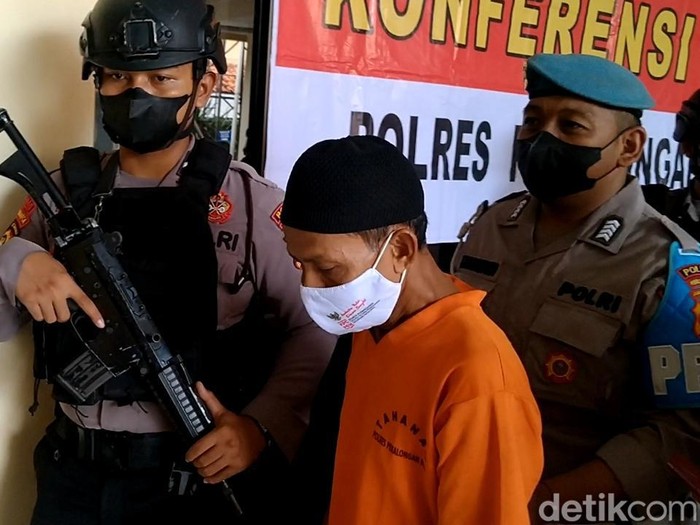 Tersangka kasus KDRT di Mapolres Pekalongan Kota, Kamis (9/3/2023).