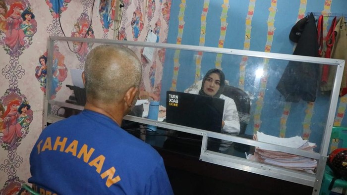 Tersangka saat diamankan dan diperiksa penyidik di Polres Asahan. (Istimewa)