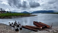 Deretan perahu tradisional warga lokal yang biasa digunakan untuk memancing di Danau Tigi