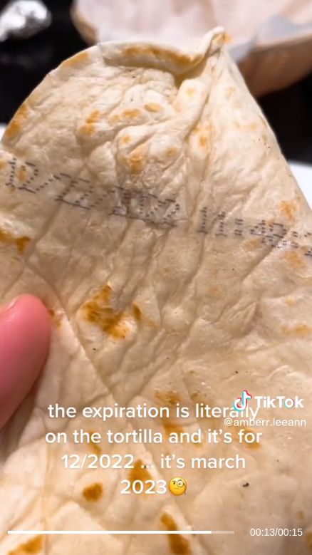 Duh! Wanita Ini Dapat Tortilla Kadaluarsa Saat Makan di Restoran