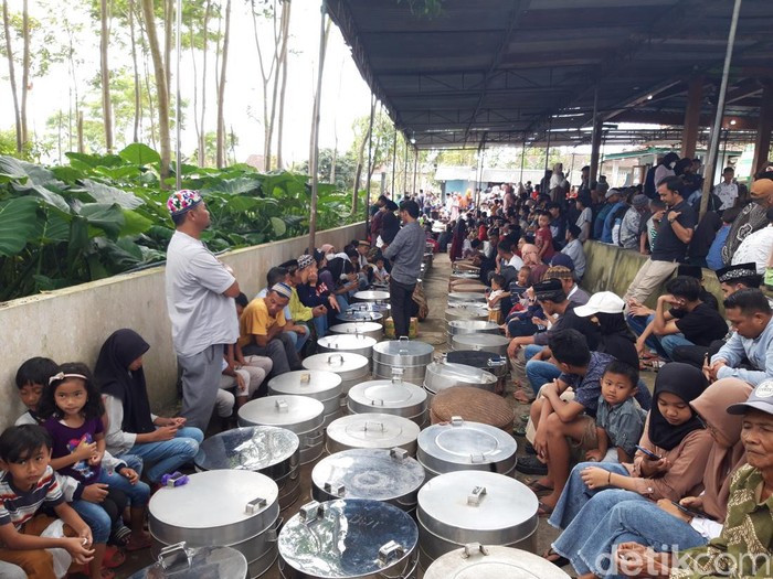 Tradisi sadranan di Desa Sukabumi, Kecamatan Cepogo, Kabupaten Boyolali, Kamis (9/3/2023).