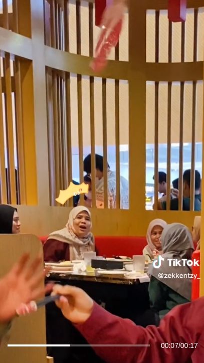 Coba Trik Hotpot Viral, Wanita Ini Justru Bikin Kacau di Restoran