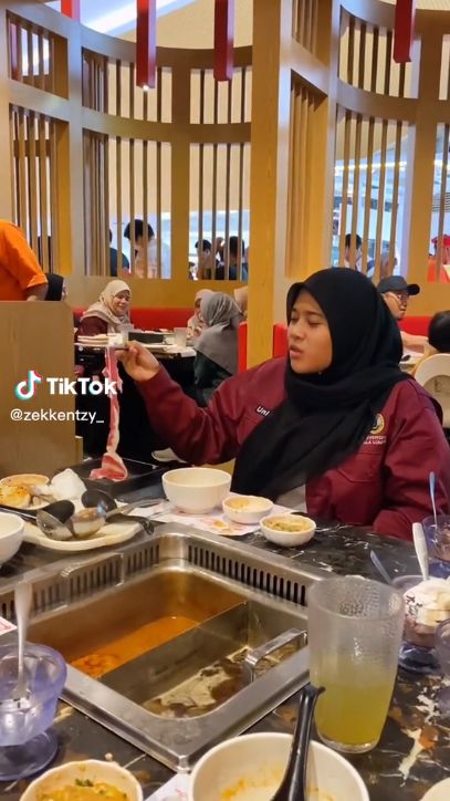 Coba Trik Hotpot Viral, Wanita Ini Justru Bikin Kacau di Restoran