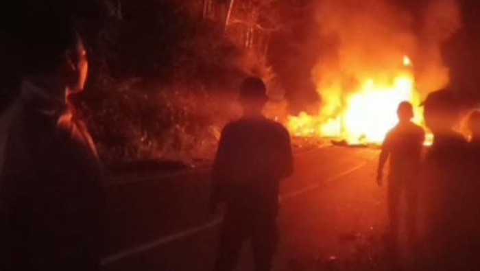 Truk Pertamina di Minsel, Sulut tabrak minibus hingga terbakar.