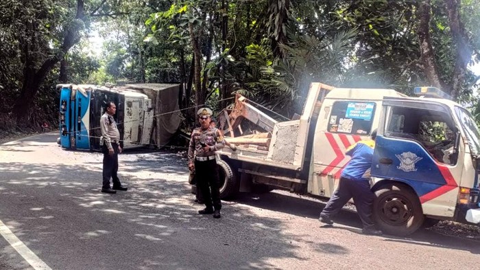 Truk terguling di Sukabumi.