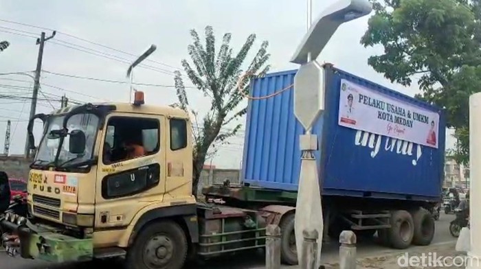 Truk yang membawa barang ekspor milik UMKM binaan Pemkot Medan