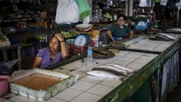 Pemerhati lingkungan mengkhawatirkan potensi dampak tumpahan minyak terhadap kehidupan laut dan mata pencaharian nelayan.