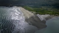 Pemandangan dari udara menunjukkan tumpahan minyak dari kapal tanker MT Princess Empress yang tenggelam di sepanjang garis pantai di Pola, Oriental Mindoro, Filipina, Rabu (8/3/2023).  
