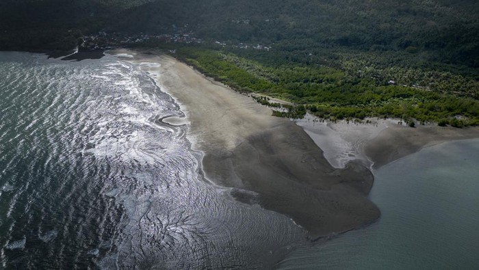 Tumpahan Minyak 'Hajar' Resor di Filipina POLA, PHILIPPINES - MARCH 08: An aerial view shows oil slick from the sunken tanker MT Princess Empress along a shoreline on March 08, 2023 in Pola, Oriental Mindoro, Philippines. Authorities are racing to contain an oil spill after an oil tanker sunk off the coast of Oriental Mindoro, south of Manila. The tanker, MT Princess Empress, was carrying 800,000 liters of industrial oil when it sank on February 28 due to engine trouble and rough seas. Marine experts estimate that about 36,000 hectares of coral reefs, mangroves, and seagrass are in danger of being damaged. The spill has also prompted authorities to ban fishing and swimming in contaminated waters, halting the livelihood of countless residents who rely on fishing and tourism to survive. (Photo by Ezra Acayan/Getty Images)