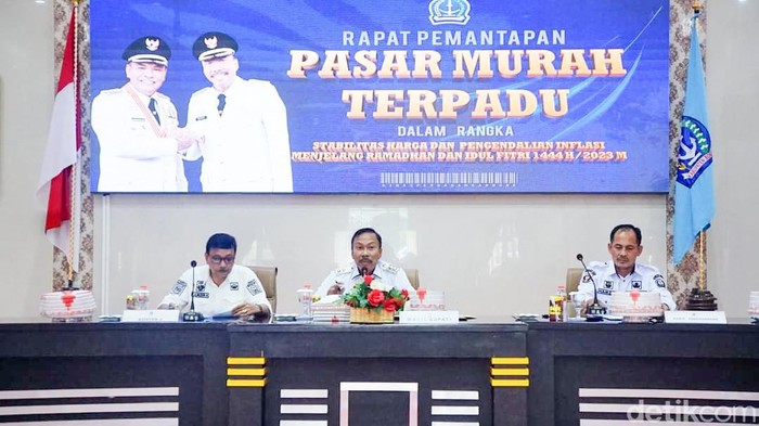 Wabup Bone Ambo Dalle bersama Kadis Perdagangan Bone Hamzah Sunusi memimpin rapat pasar murah jelang Ramadan.