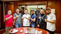 Terakhir ada momennya saat makan bersama dengan beberapa temannya. Terlihat hidangan berupa kopi pun memenuhi meja tersebut. Foto: Instagram @wahyukenzo88