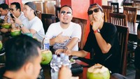 Gayanya saat makan di restoran bersama teman-temannya ini juga mencuri perhatian. Ia memesan air kelapa yang disajikan menggunakan batoknya langsung. Foto: Instagram @wahyukenzo88
