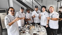 Salah satunya ada momen saat makan bersama dengan keluarga Atta Halilintar. Wahyu Kenzo, Atta Halilintar dan beberapa rekannya kompak berfoto saat menikmati makanan. Foto: Instagram @wahyukenzo88