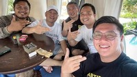 Penampilan Wahyu Kenzo saat nongkrong bareng temannya terlihat sederhana. Mereka duduk di ruang makan sambil berfoto bersama. Foto: Instagram @wahyukenzo88
