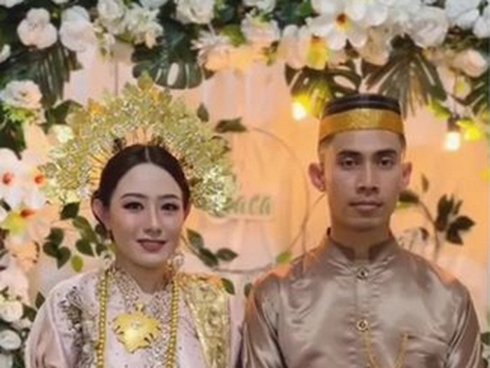 Wanita asal China, Chong Zhao rela datang ke Belopa Utara, Kabupaten Luwu, Provinsi Sulawesi Selatan, untuk bertemu dengan Anggi Pranata. Wanita asal China, Chong Zhao rela datang ke Belopa Utara, Kabupaten Luwu, Provinsi Sulawesi Selatan, untuk bertemu dengan Anggi Pranata.