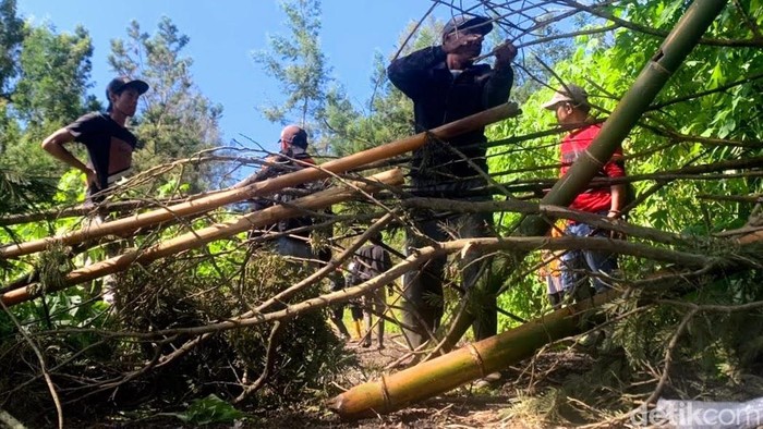 warga blokade perhutani Bondowoso