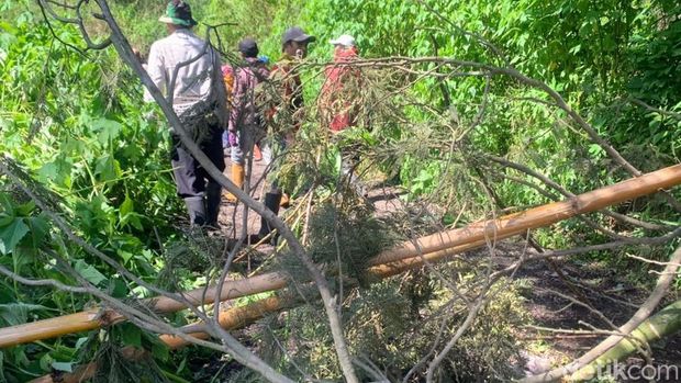 warga blokade perhutani Bondowoso