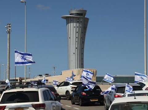 Warga Israel yang memprotes RUU reformasi peradilan kontroversial pemerintah memblokir jalan utama menuju area keberangkatan Bandara Ben Gurion dekat Tel Aviv pada 9 Maret 2023. (AHMAD GHARABLI/AFP via Getty Images)