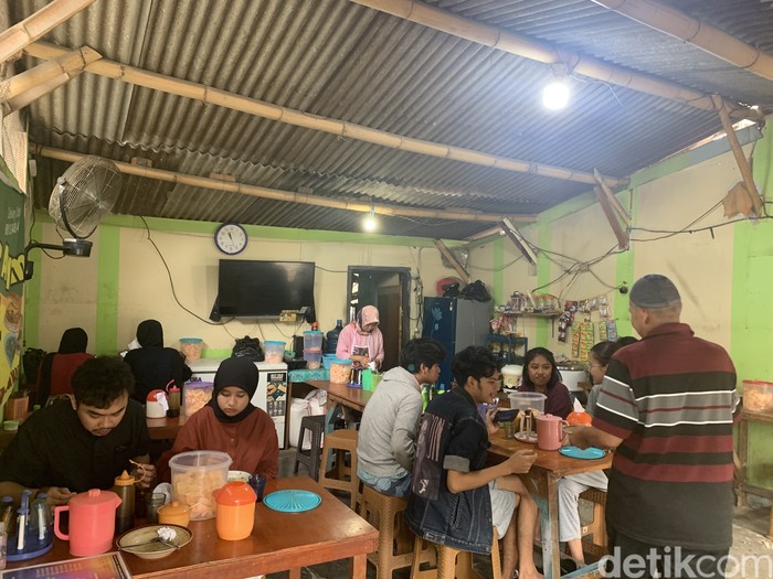 Warung Bubur Berkah Pak Amir yang jajakan kuliner enak dan murah di Jatinangor. Langganan mahasiswa Unpad