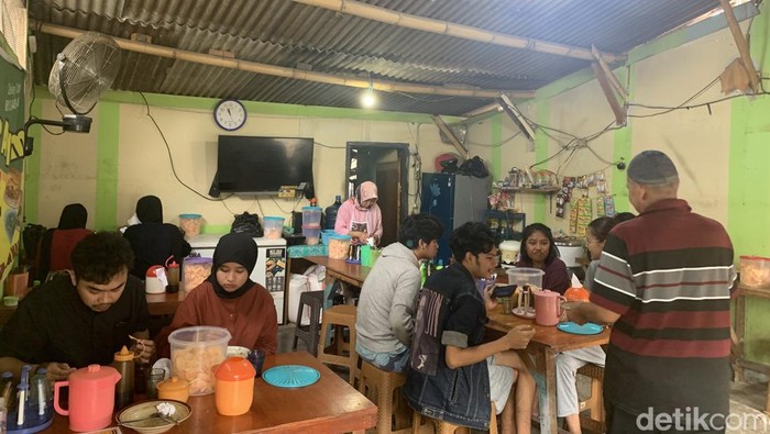 Warung Bubur Berkah Pak Amir yang jajakan kuliner enak dan murah di Jatinangor. Langganan mahasiswa Unpad