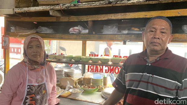 Warung Bubur Berkah Pak Amir yang jajakan kuliner enak dan murah di Jatinangor. Langganan mahasiswa Unpad
