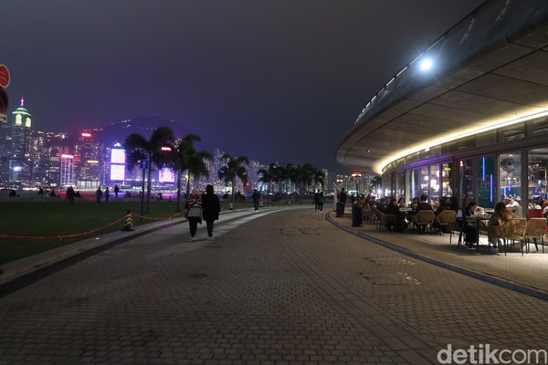 Di sisi yang lain, West Kowloon Pormanade juga ramai dengan tempat makan. (bonauli/detikcom)
