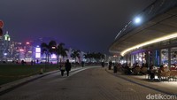 Di sisi yang lain, West Kowloon Pormanade juga ramai dengan tempat makan. (bonauli/detikcom)